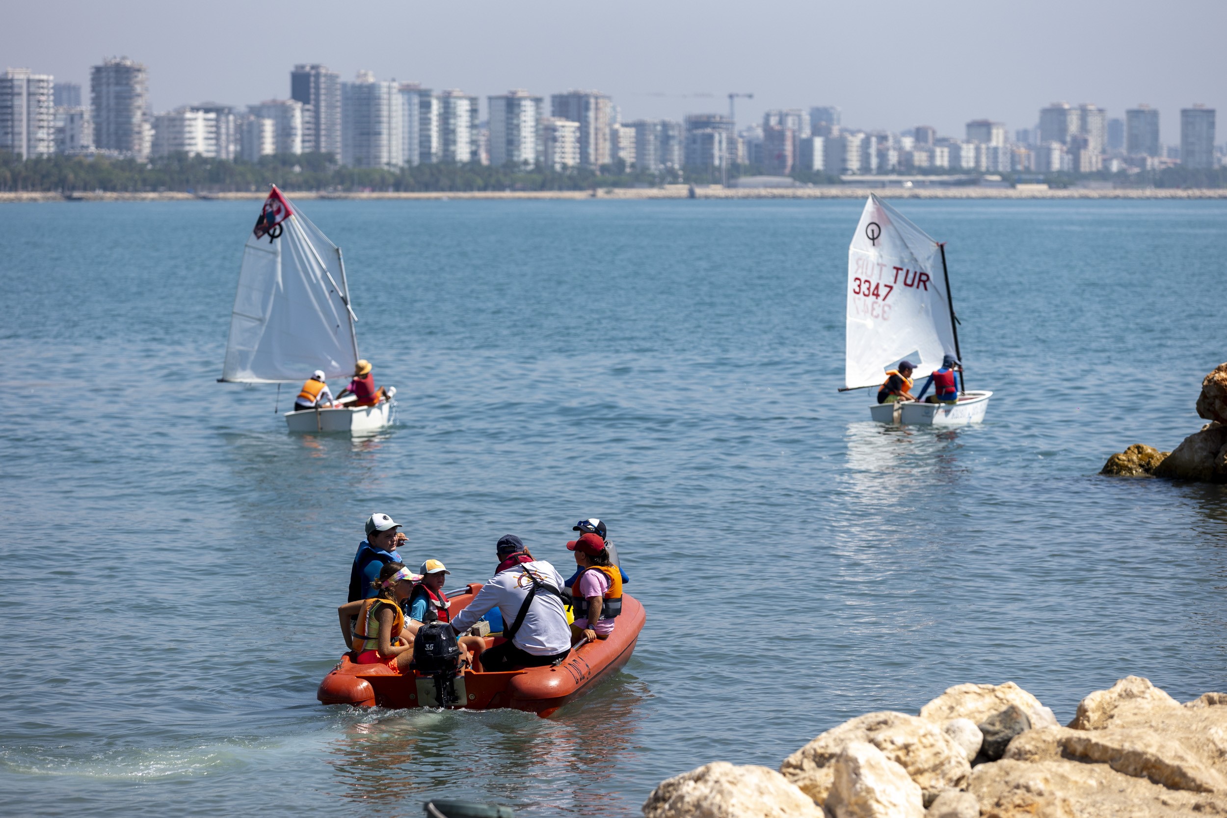 Mersin'de Gençler Ücretsiz Kurslarla Yelken Sporu Öğreniyor (1)
