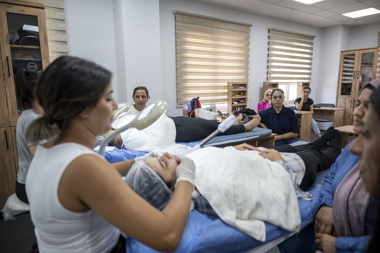 Mersin'de Kadınlar Cilt Bakımı Kursuyla Meslek Sahibi Oluyor (1)