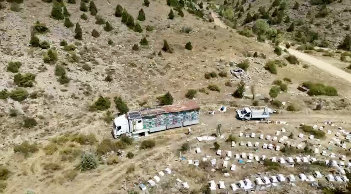 Mobil Tır Ile Bal Üretiyor Kovanları Indirmeden Toros Dağları'nı Karış Karış Geziyor (4)