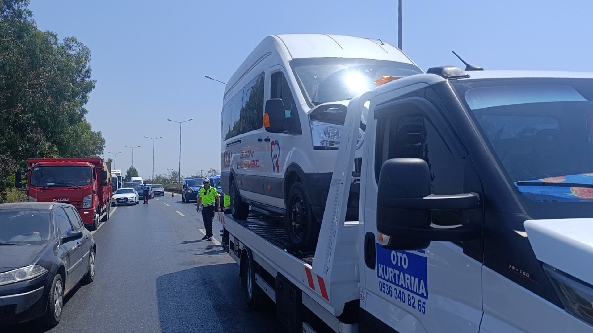 Öğrenci Servisi Otel Servisine Arkadan Çarptı 6 Yaralı (4)