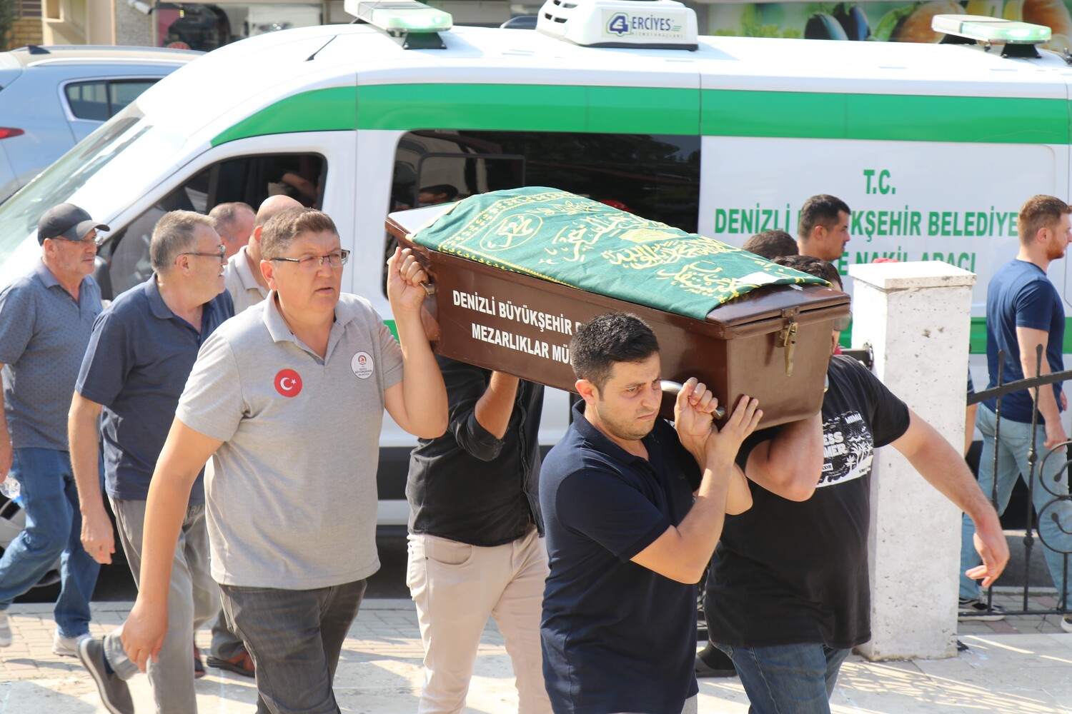 Polis Esi Tarafindan Uykusunda Oldurulen Anne Ve 2 Cocugu Son Yolculuguna Ugurlandi (2)