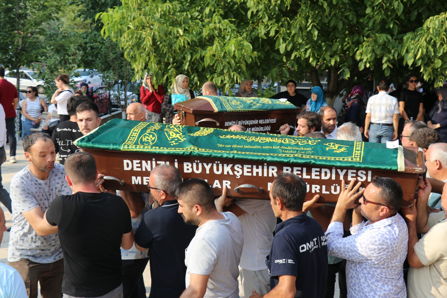 Polis Esi Tarafindan Uykusunda Oldurulen Anne Ve 2 Cocugu Son Yolculuguna Ugurlandi (4)
