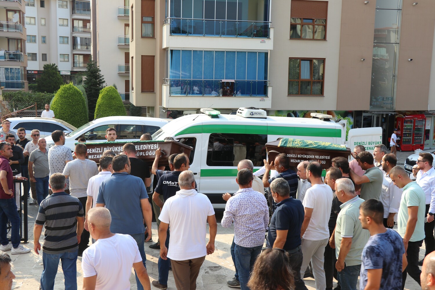 Polis Esi Tarafindan Uykusunda Oldurulen Anne Ve 2 Cocugu Son Yolculuguna Ugurlandi (5)