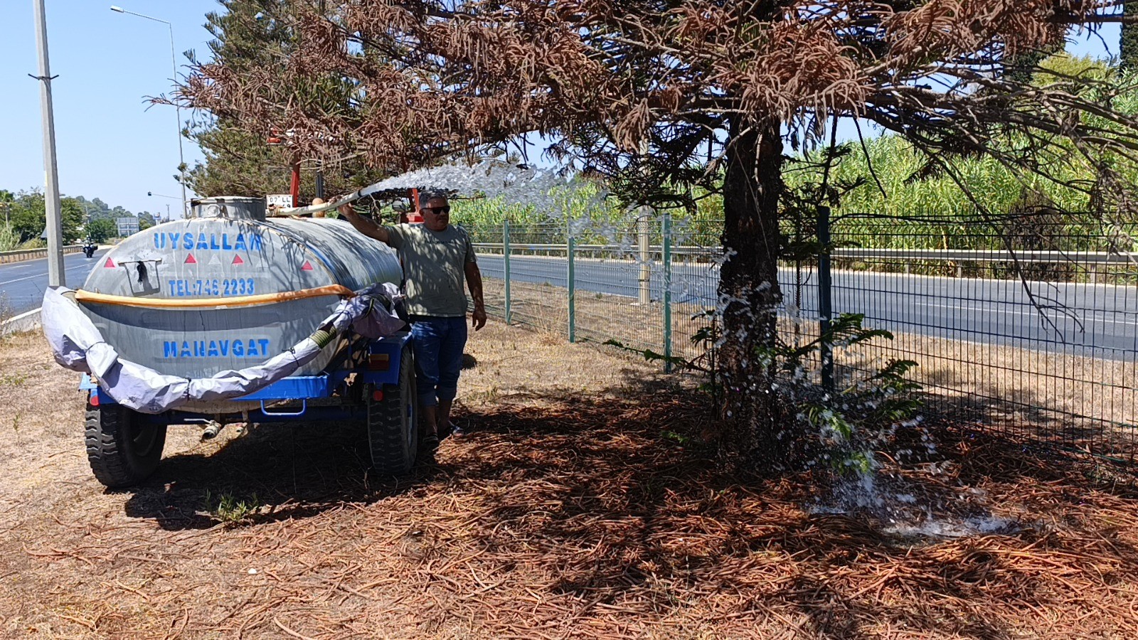 Refüjde Kurumaya Başlayan Ağaç Ve Bitkiler Için Mahalleli Su Tankerleriyle Seferber Oldu (3)
