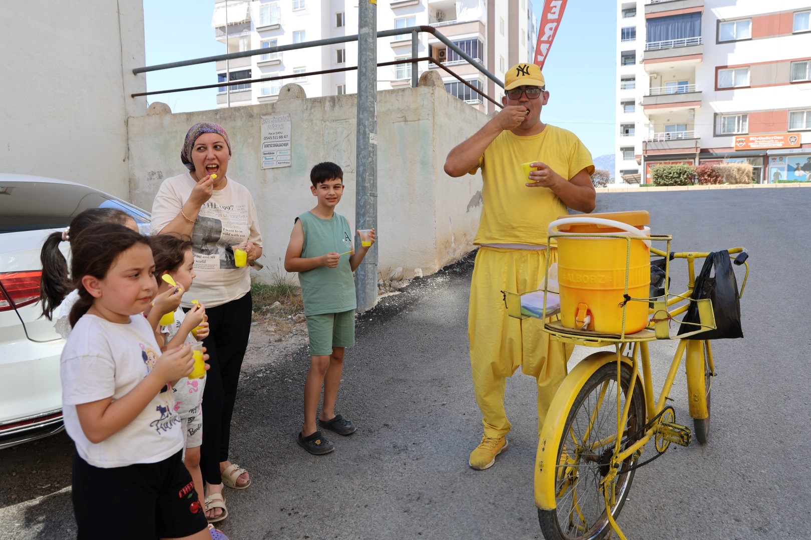 Sarı Şalvarlı Adanalı, Sıcakta Sokak Sokak Limon Dondurması Satıyor (1)
