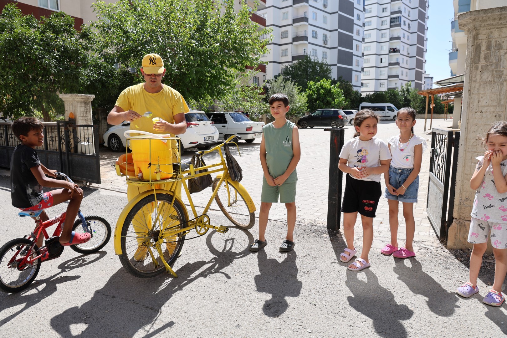 Sarı Şalvarlı Adanalı, Sıcakta Sokak Sokak Limon Dondurması Satıyor (2)