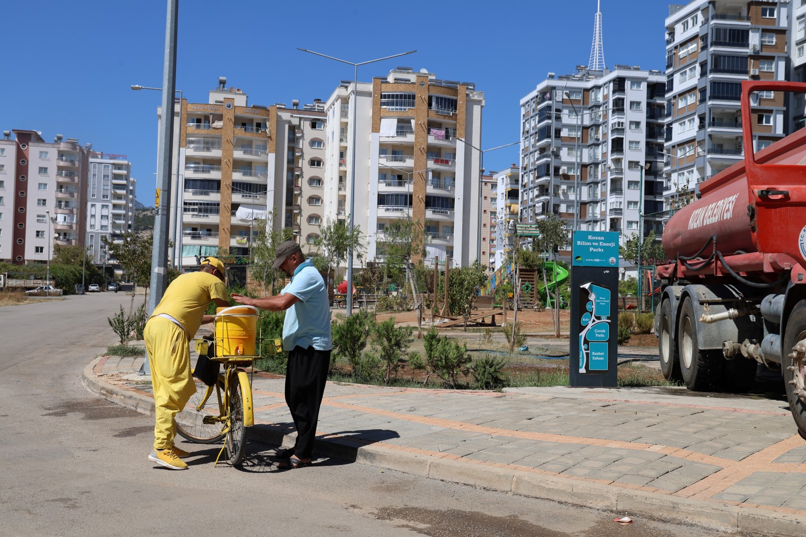 Sarı Şalvarlı Adanalı, Sıcakta Sokak Sokak Limon Dondurması Satıyor (3)