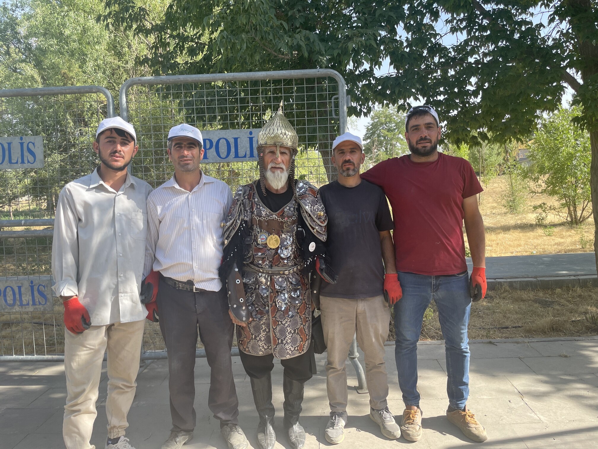 Selcuklu Kiyafeti Giyip Ulkeyi Dolasiyor (3)