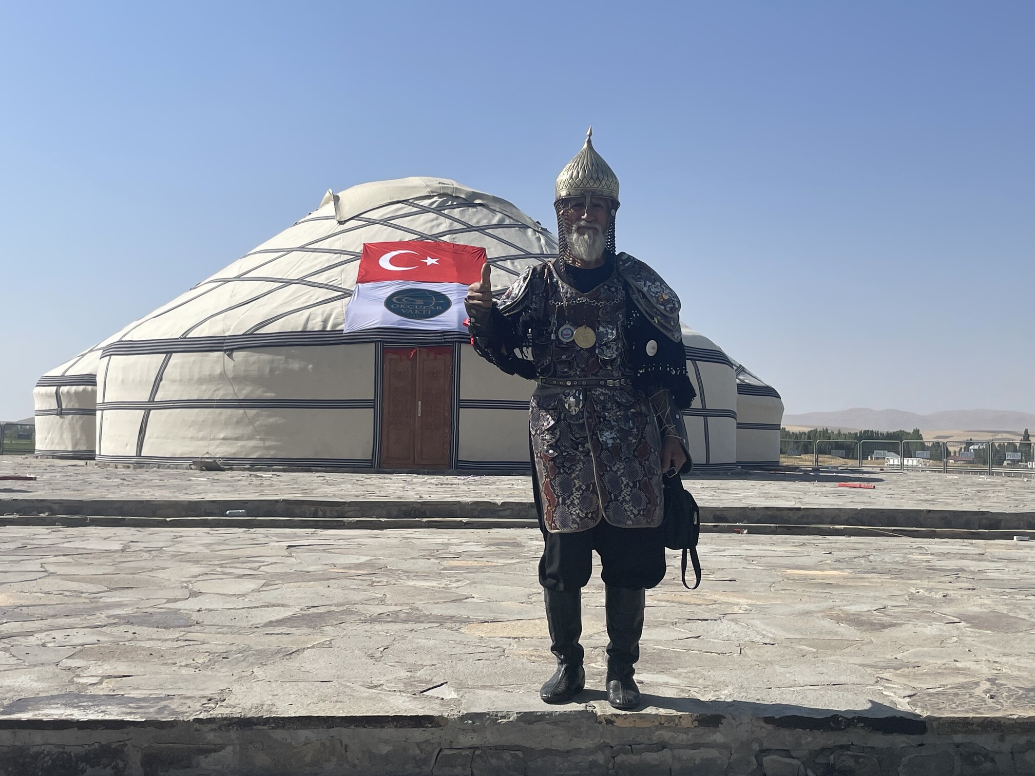 Selcuklu Kiyafeti Giyip Ulkeyi Dolasiyor (4)