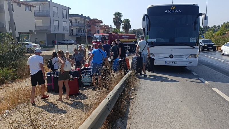 Seyir Halindeki Tur Otobüsü Yandı! 43 Polonyalı Turist Tahliye Edildi (2)