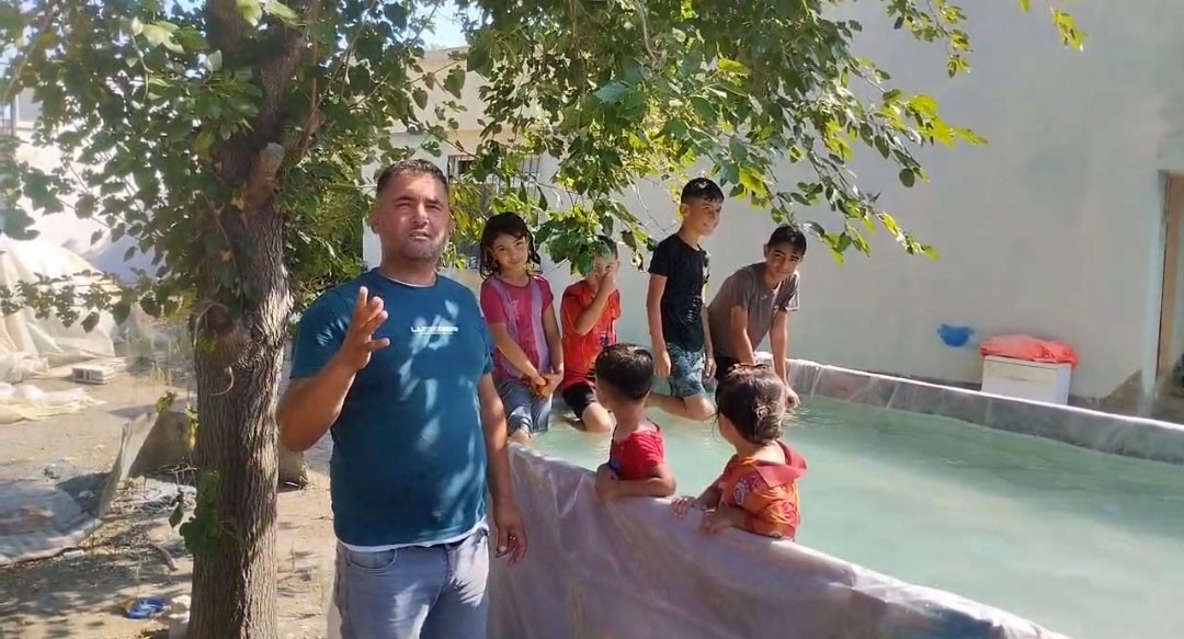 Sıcaktan Denize Giremeyen Çocuklara Römorkta Havuz Yaptı (2)