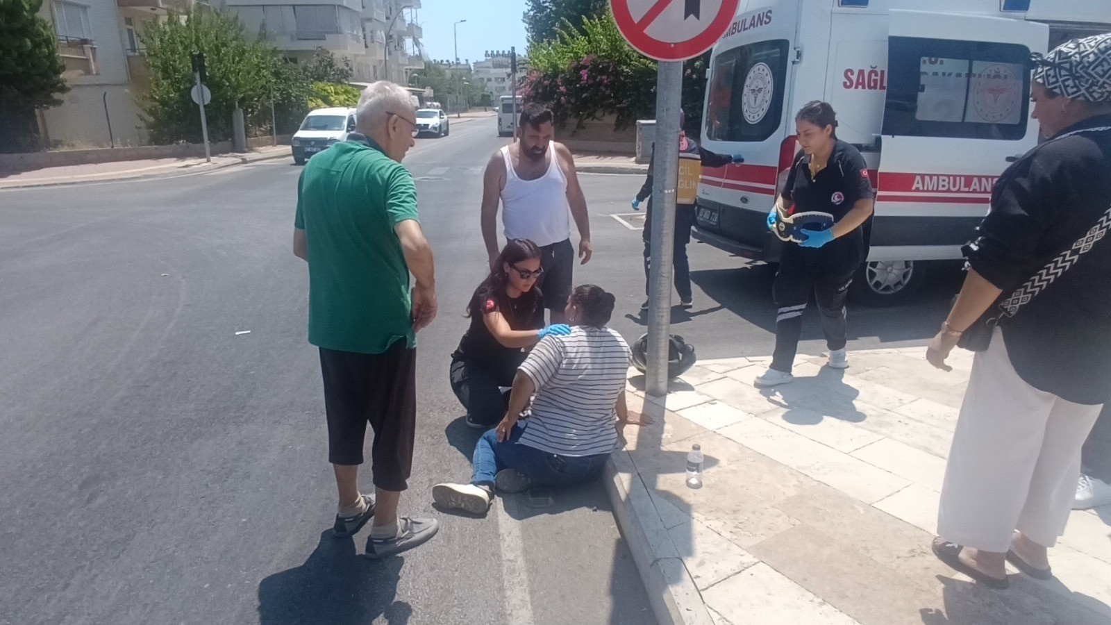 Siren Sesini Duyan Kızlar Acılarını Unutup Kaza Yerinden Hızla Uzaklaştı (1)