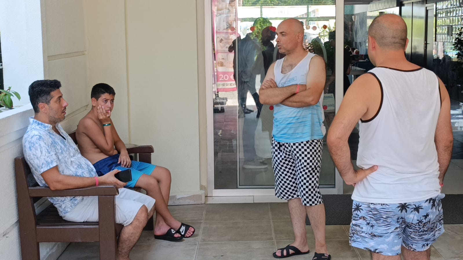 Tatilleri Kabusa Döndü, Oteli Terk Ettiler (2)