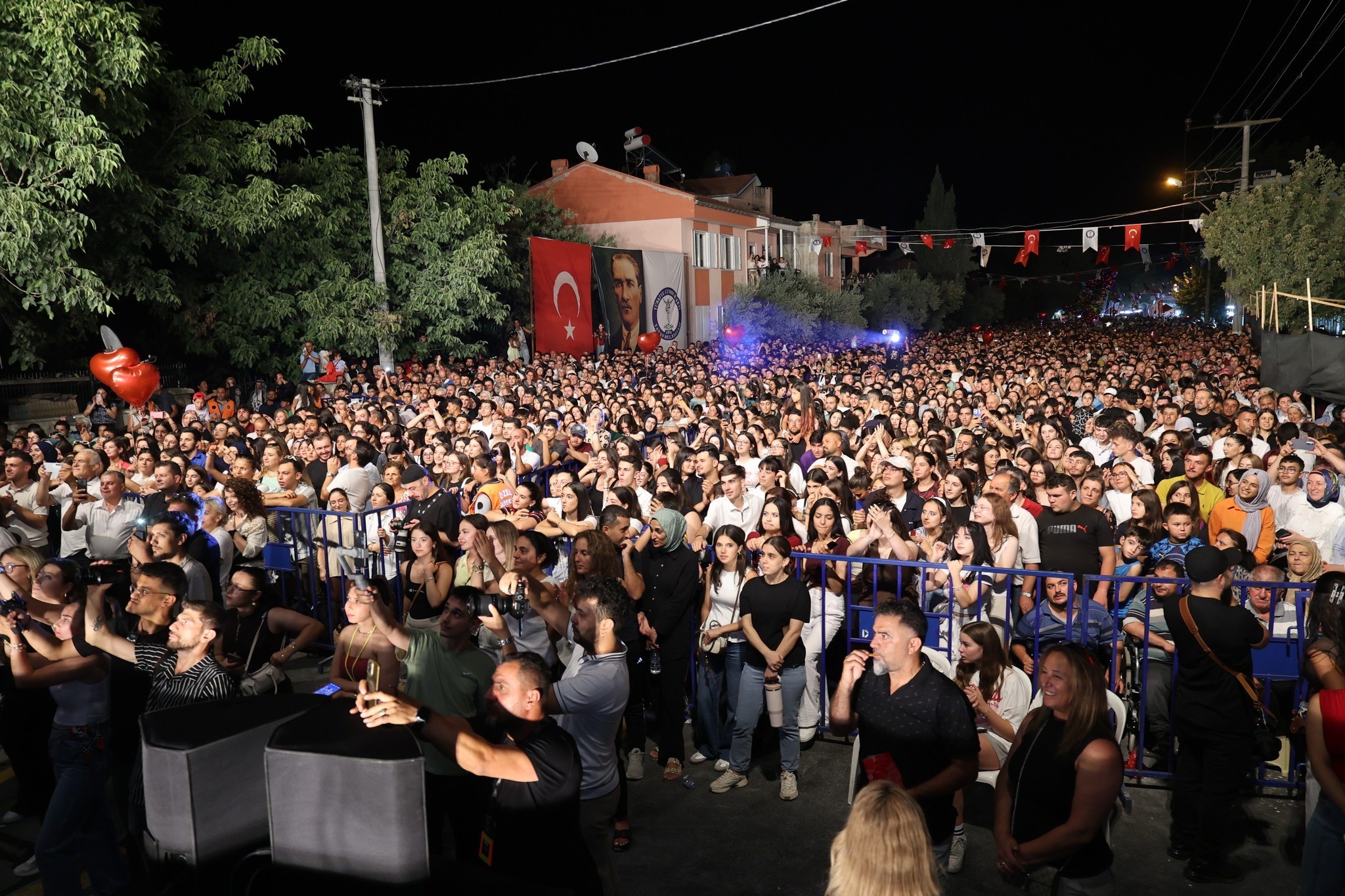 Tavas Zeybek Festivalinde İrem Derici Fırtınası Esti (3)