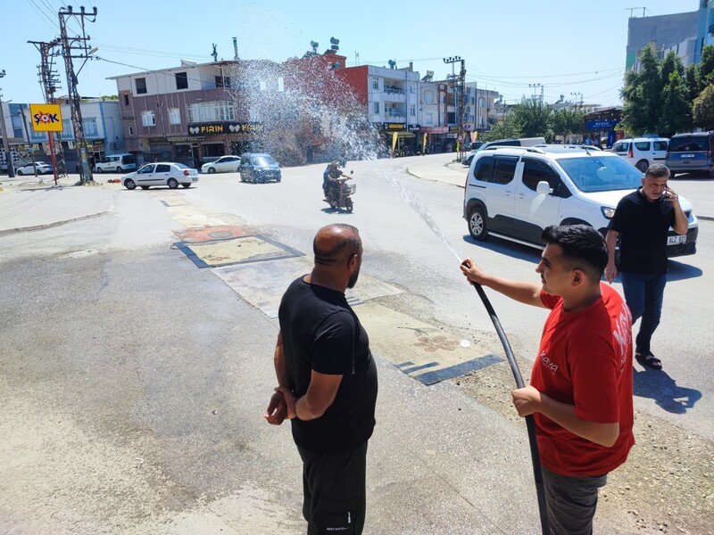 Toza Halı Da Çare Olmayınca Vatandaş Bu Kez De Sulamaya Başladı (2)