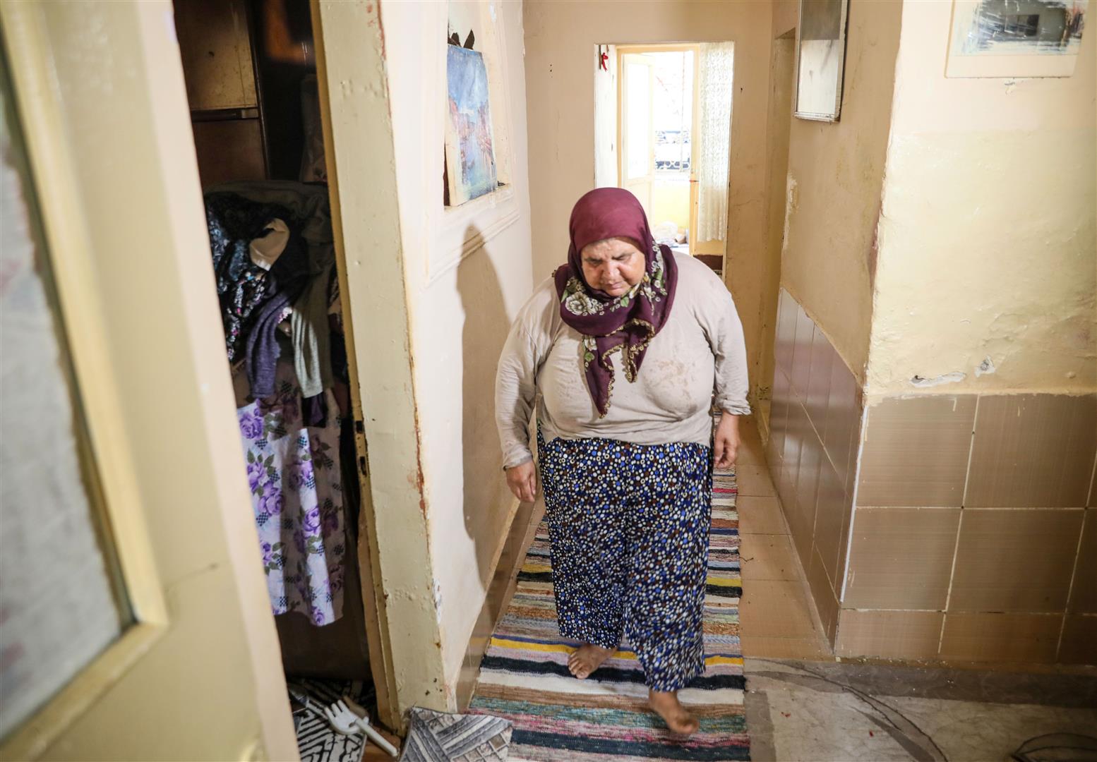 Yikilacak Binada Bir Basina Kaldi 883171 262371 (Large)