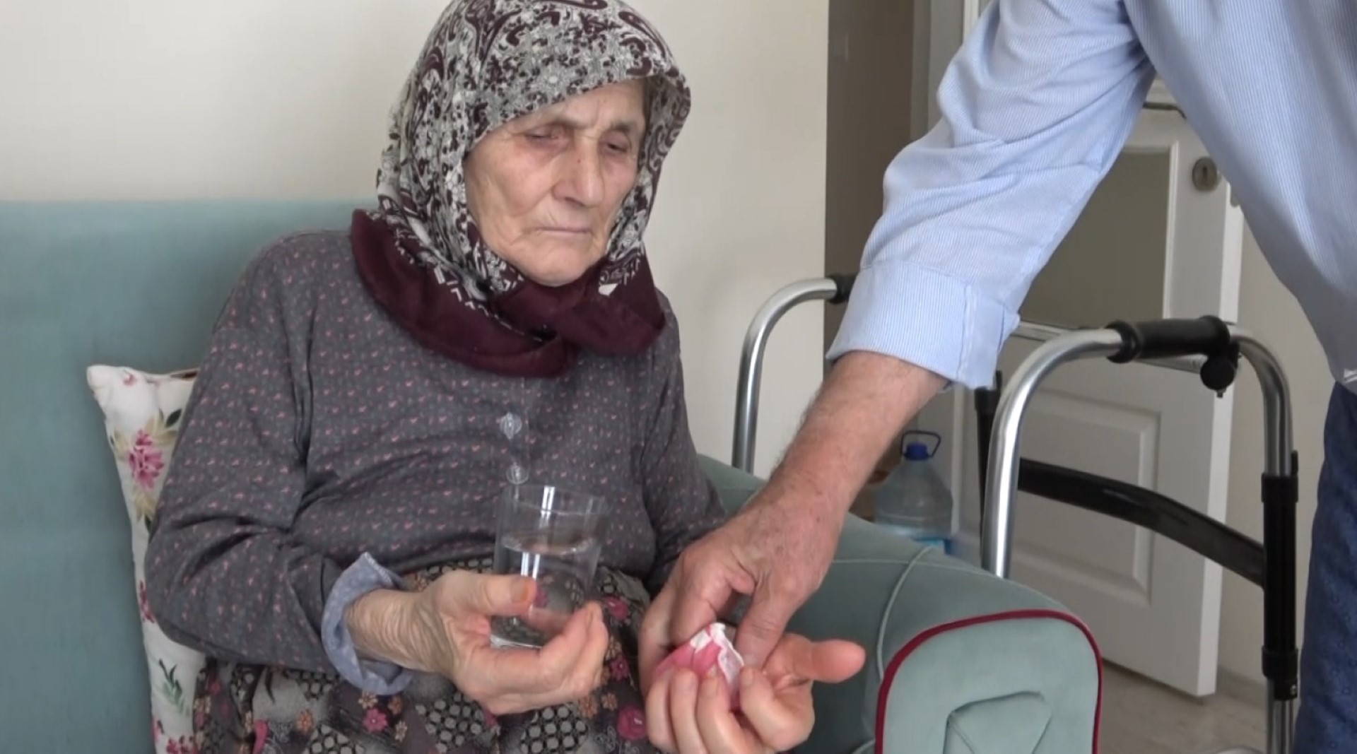 Yılların Asansör Sorunu Yaşlı Çifti Evde Hapis Hayatı Yaşatıyor (1)