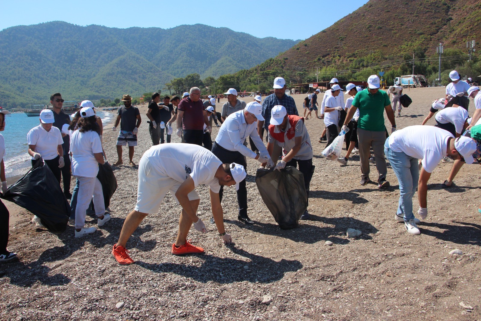 Adrasan’da Yaz Tatilinin Ardından Boş Kalan Plajı Temizlediler (2)