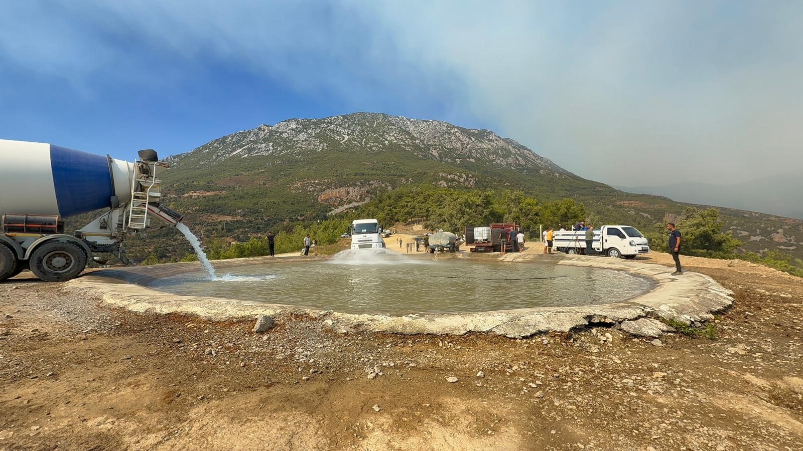 Alanya'da Ormanlık Alan Yangınları Kontrol Altına Alınmaya Çalışılıyor (2)