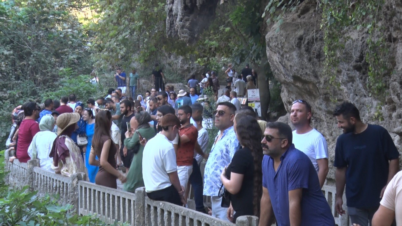 Antalya’da Sıcaktan Kaçan 650 Kişi Düden Şelalesi Koştu (5)