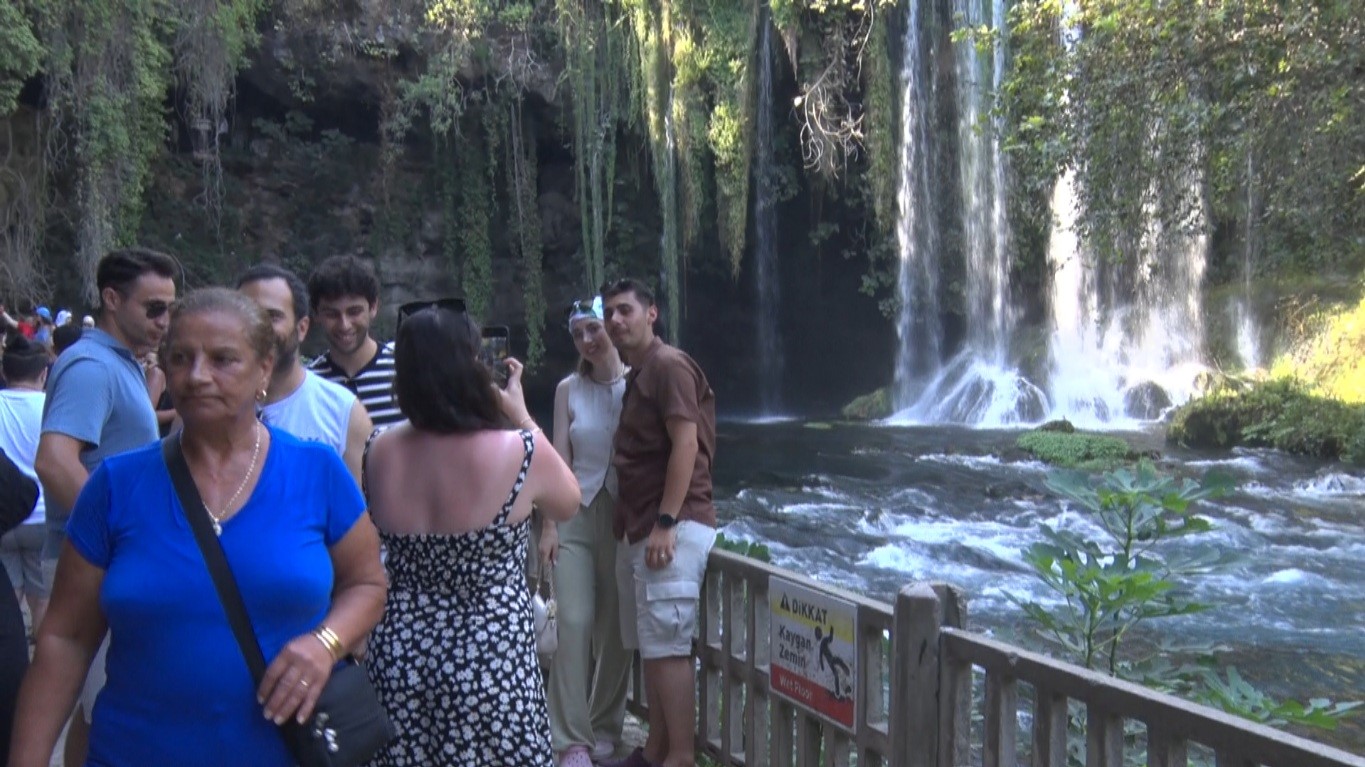 Antalya’da Sıcaktan Kaçan 650 Kişi Düden Şelalesi Koştu (6)