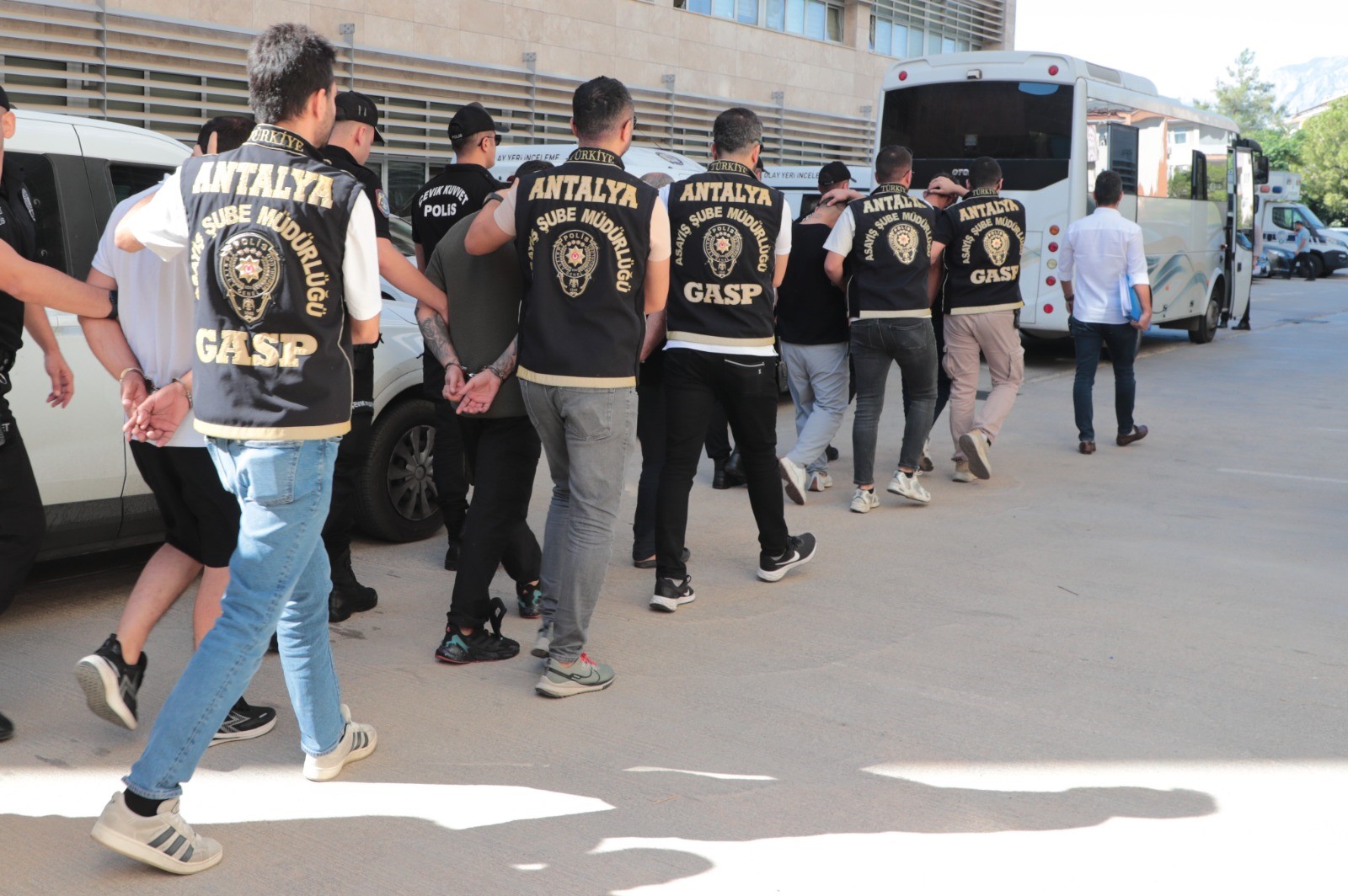 Antalya’da Silahlı Suç Örgütüne Eş Zamanlı Operasyon 7 Gözaltı (5)