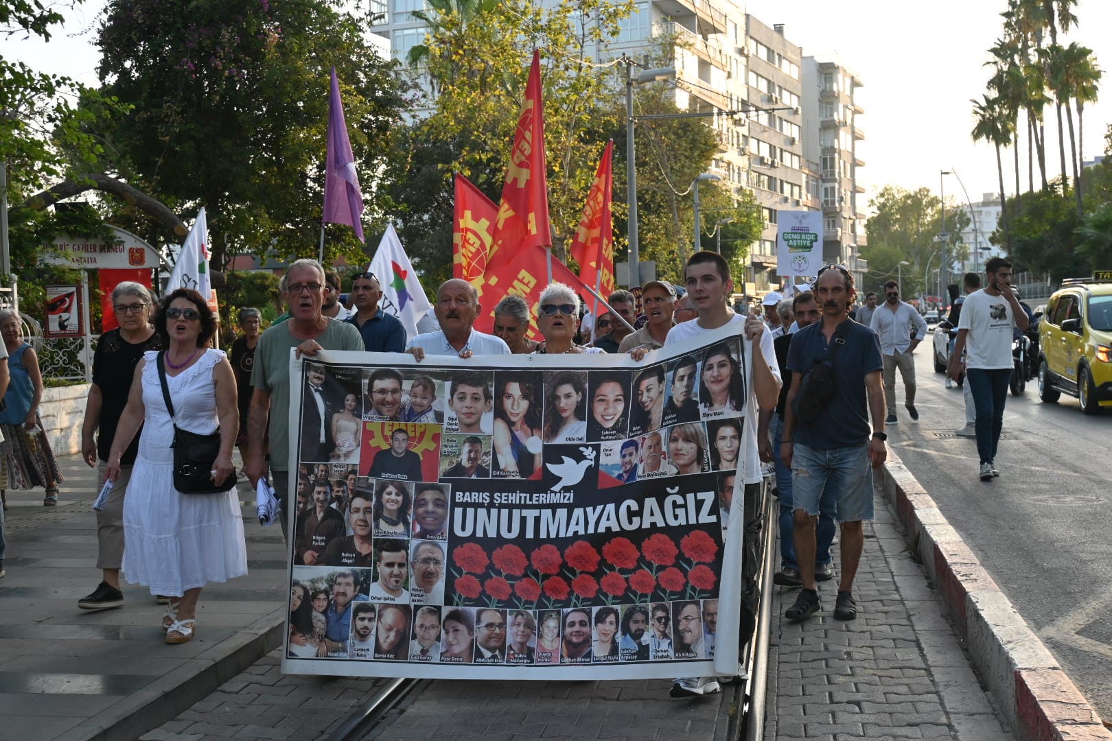 Antalyada Vatandaslar Baris Icin Yurudu (1)