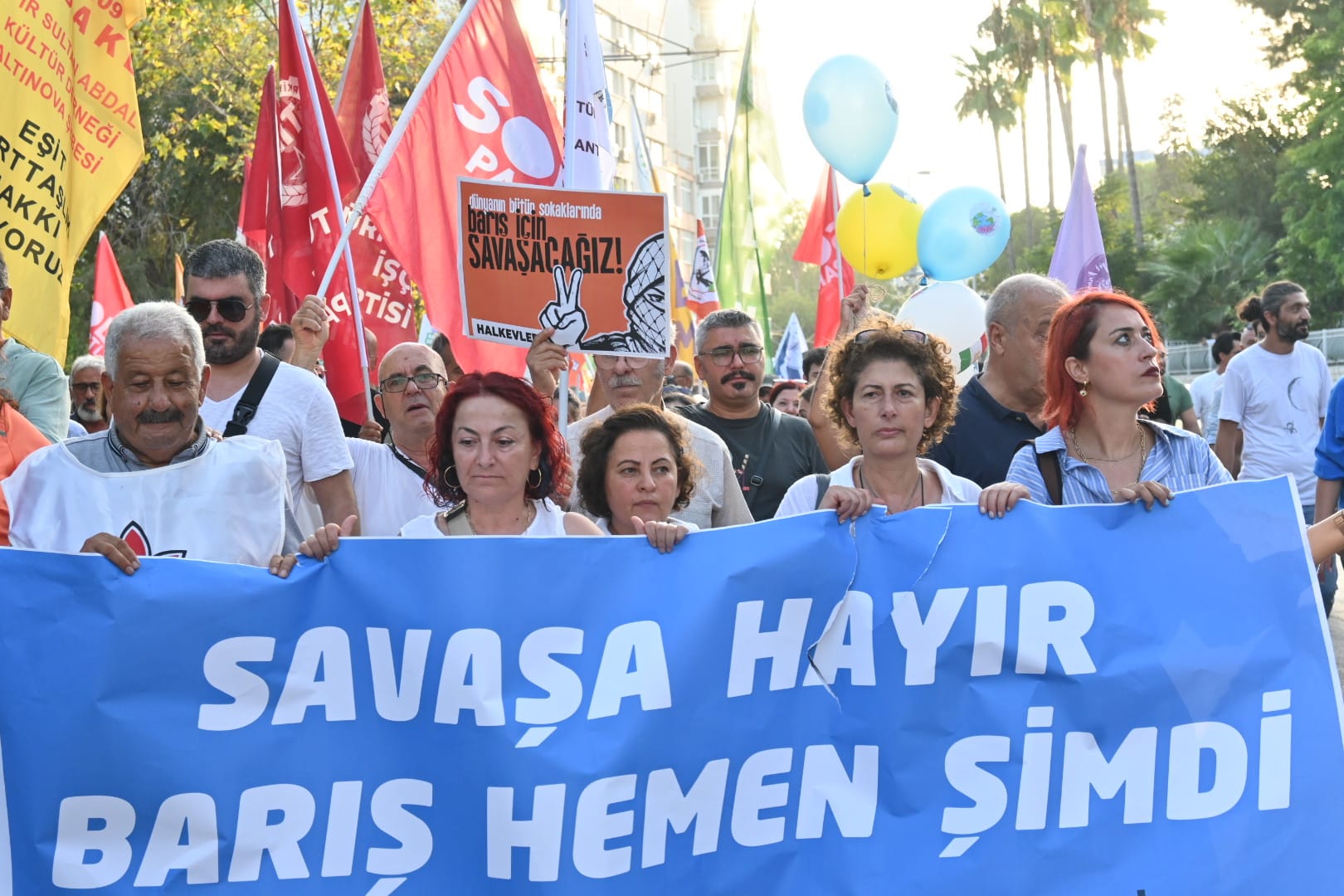 Antalyada Vatandaslar Baris Icin Yurudu (2)