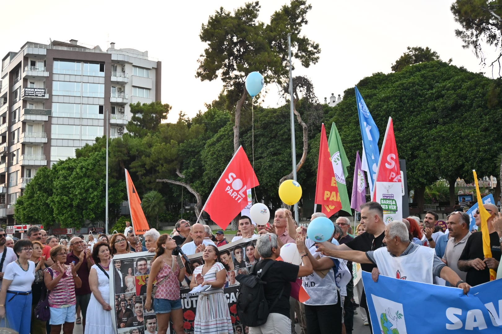 Antalyada Vatandaslar Baris Icin Yurudu (5)