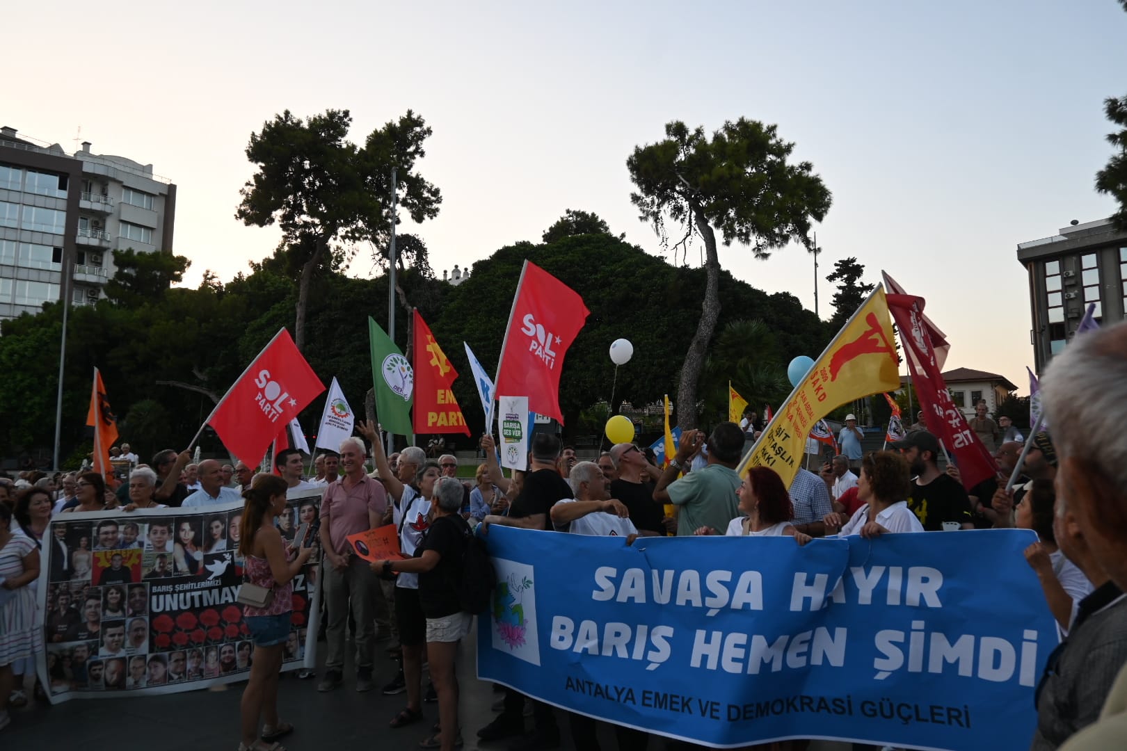 Antalyada Vatandaslar Baris Icin Yurudu (6)