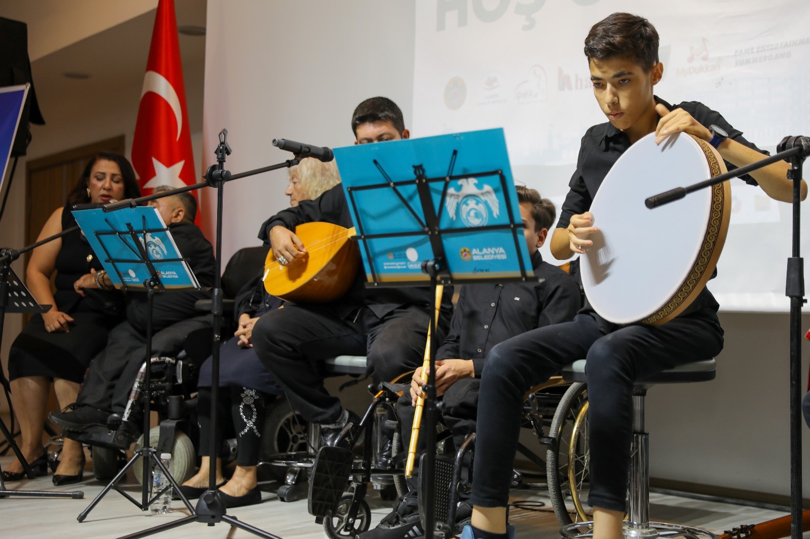 Aşık Veysel'in Türkülerini Yaşatıyor (3)
