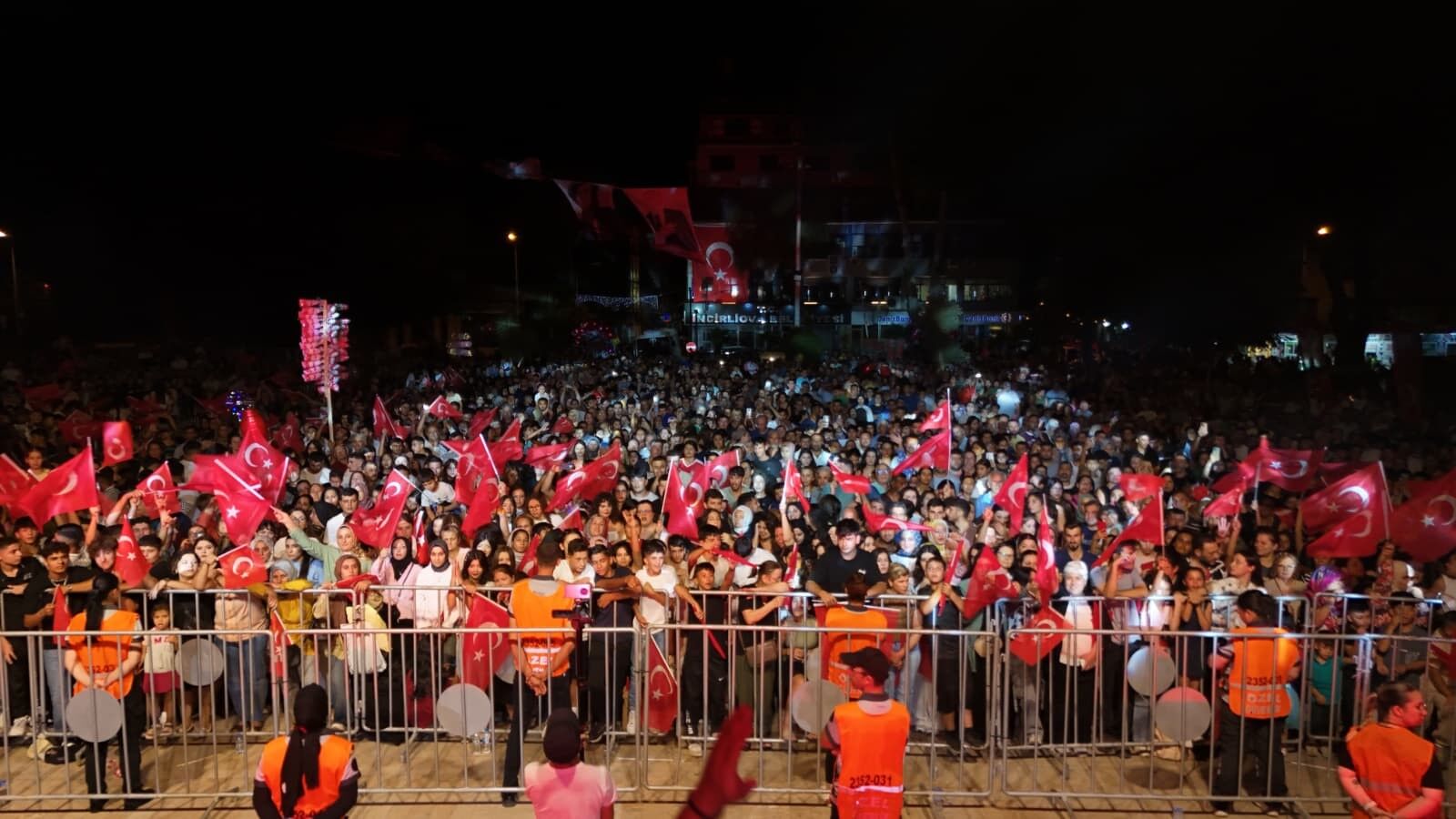 Aydınlılar İncirliova'da Zafer Bayramı Coşkusunu Yaşadı (3)