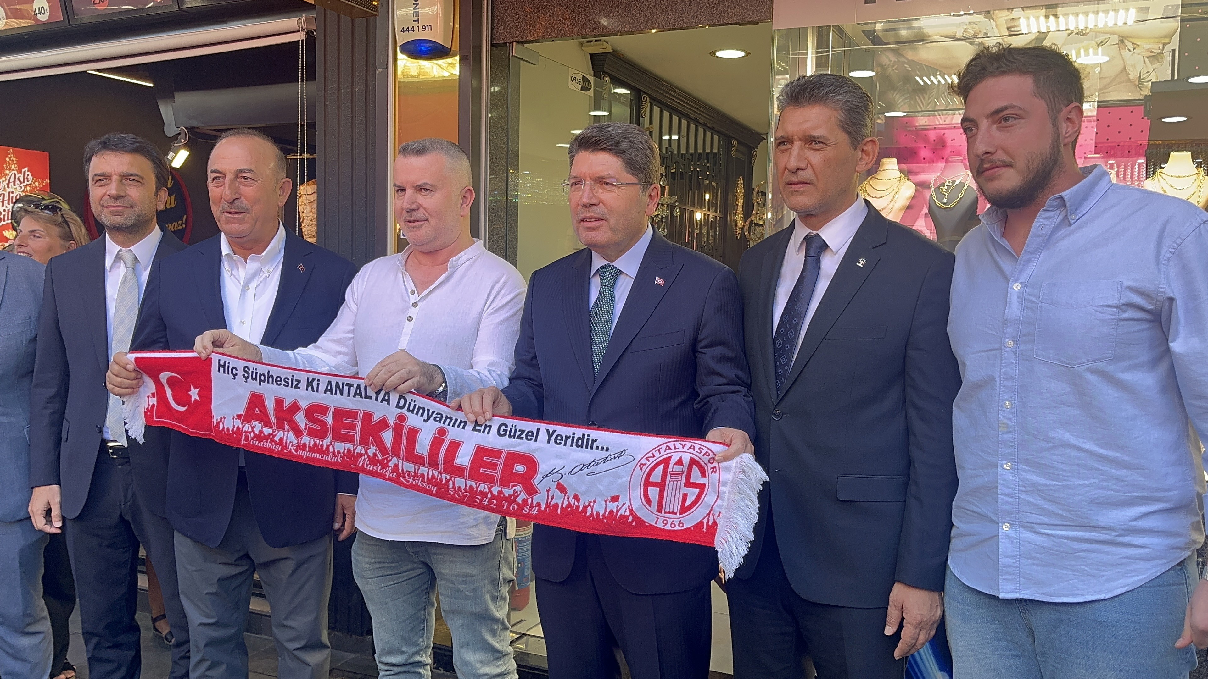 Bakan Tunç'a Antalya'da Esnaf Sevgisi Tatlı Ikramı Ve Antalyaspor Atkısı (5)