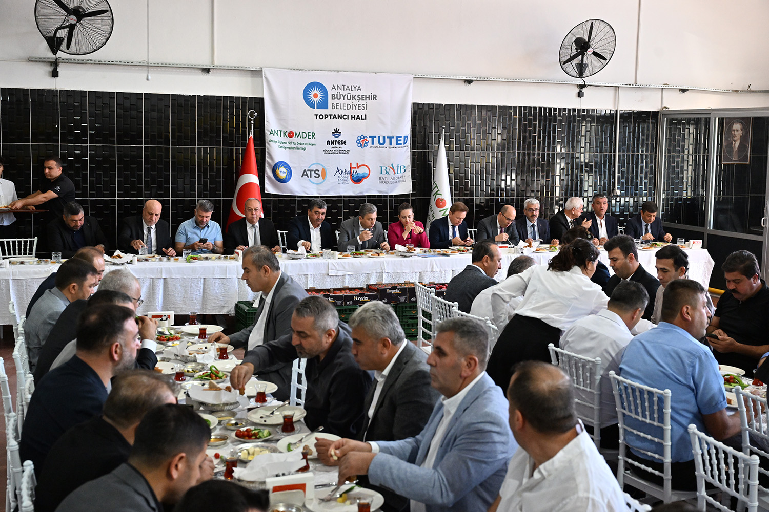 Başkan Vekili Özdemir Antalya Toptancı Hali’nde (7)