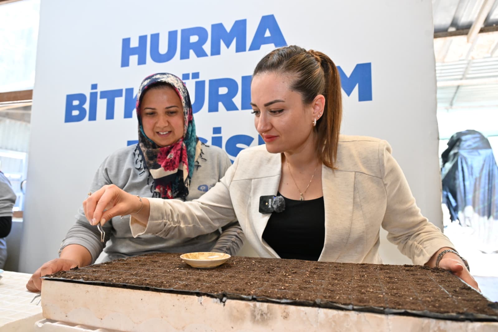 Başkan Vekili Özdemir Büyükşehir’in Bitki Üretim Tesisini Gezdi (8)