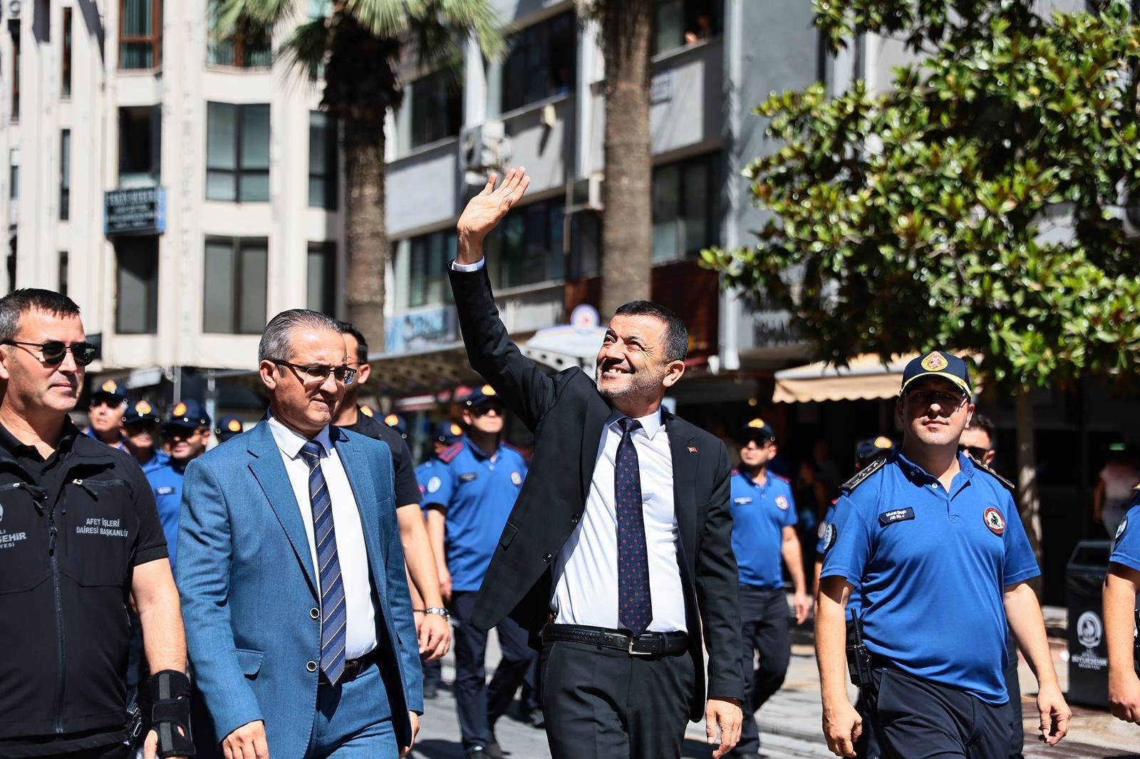 Chp’li Belediye Başkanı Kutlamalara Belinde Silahla Katıldı (3)