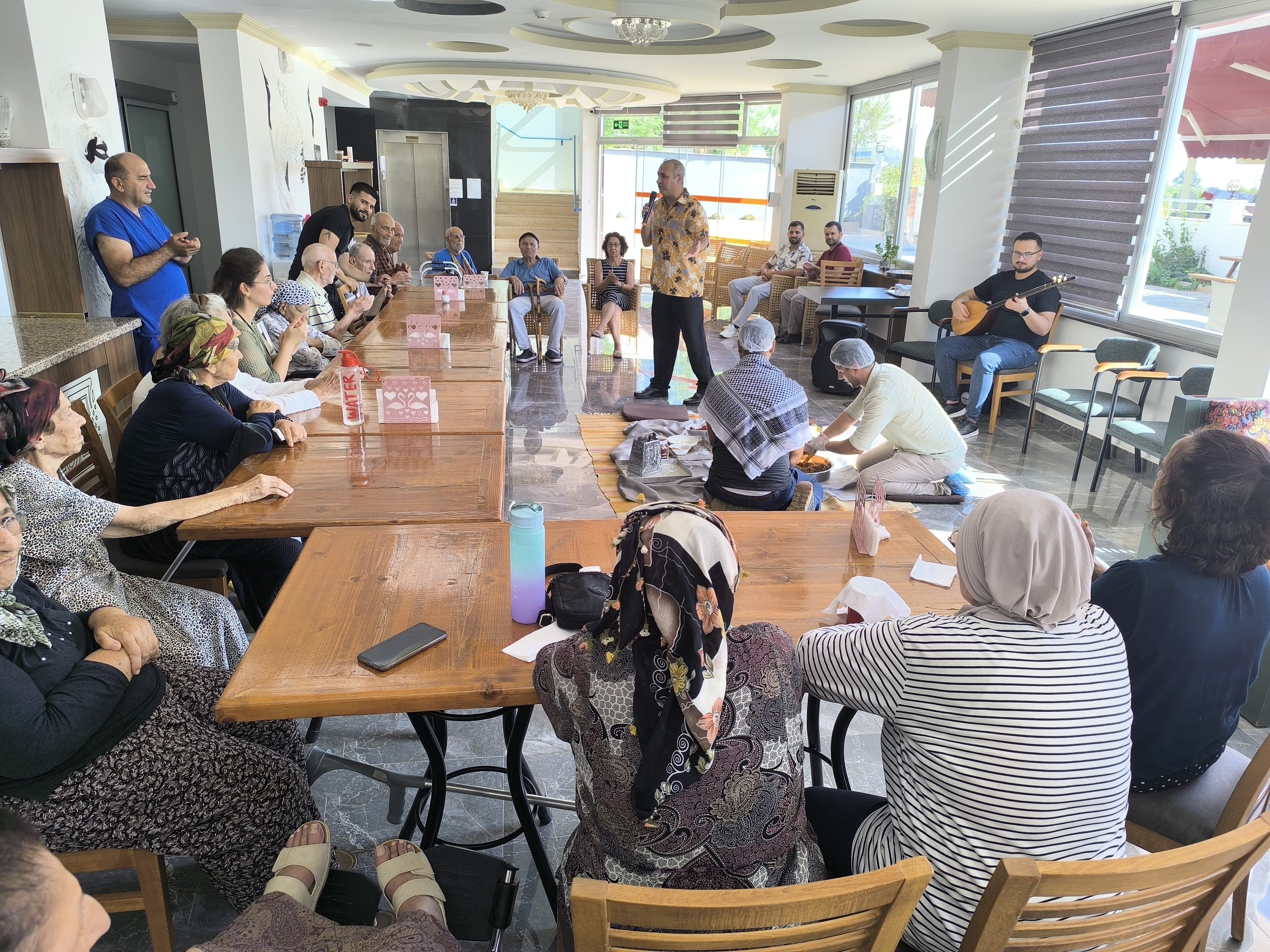 Gazipaşa'da Huzurevinde Sıra Gecesi Coşkusu (3)