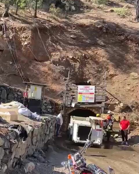 Göçük Altındaki 2 Işçiler 22 Saattir Kurtarılmayı Bekliyor (2)