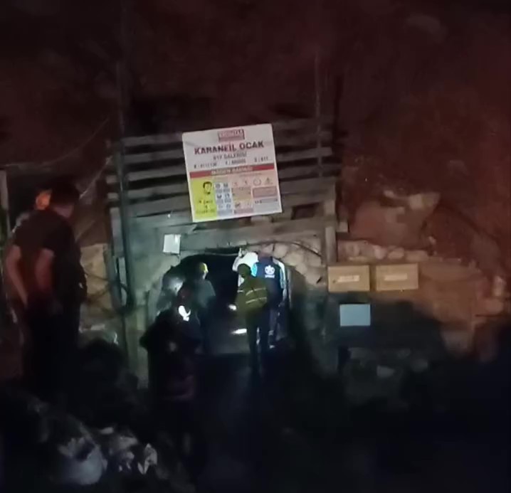 Göçük Altındaki 2 Işçiler 22 Saattir Kurtarılmayı Bekliyor (3)