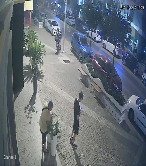 Gözüne Kestirdiği Saksıdaki Çiçeği Sökerek Götürdü (3)