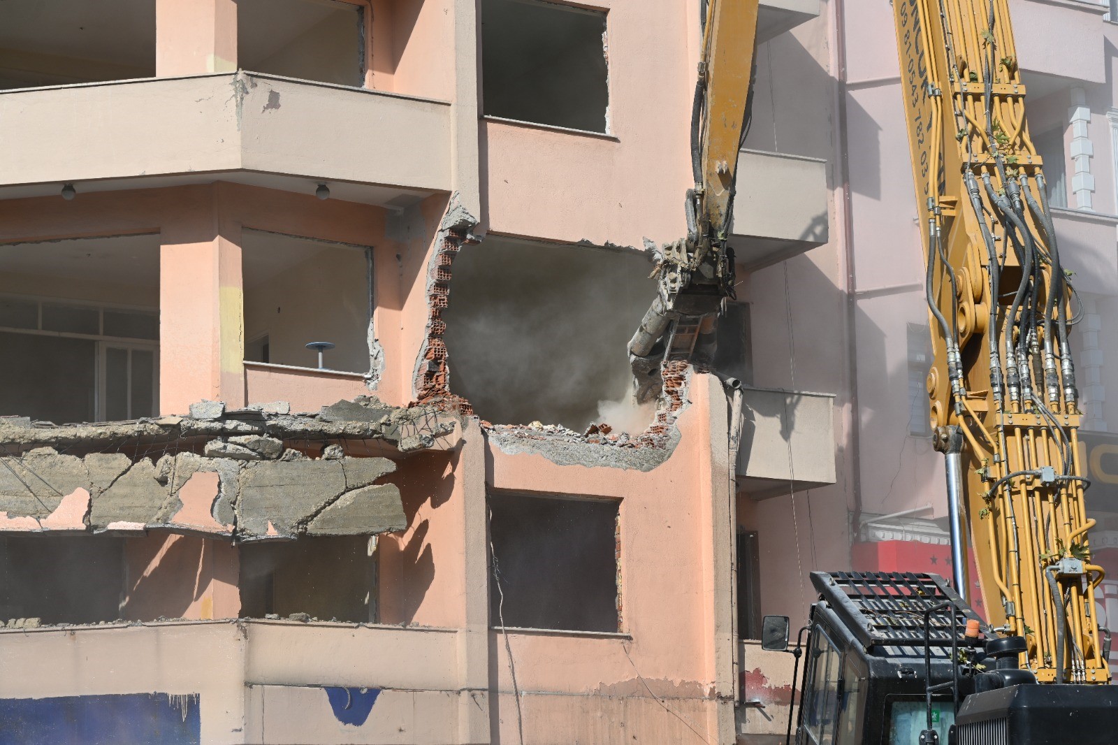 Isparta'da 53 Yıllık Çarşı Polis Karakolu Binası Riskli Yapı Olduğu Için Yıkıldı (4)