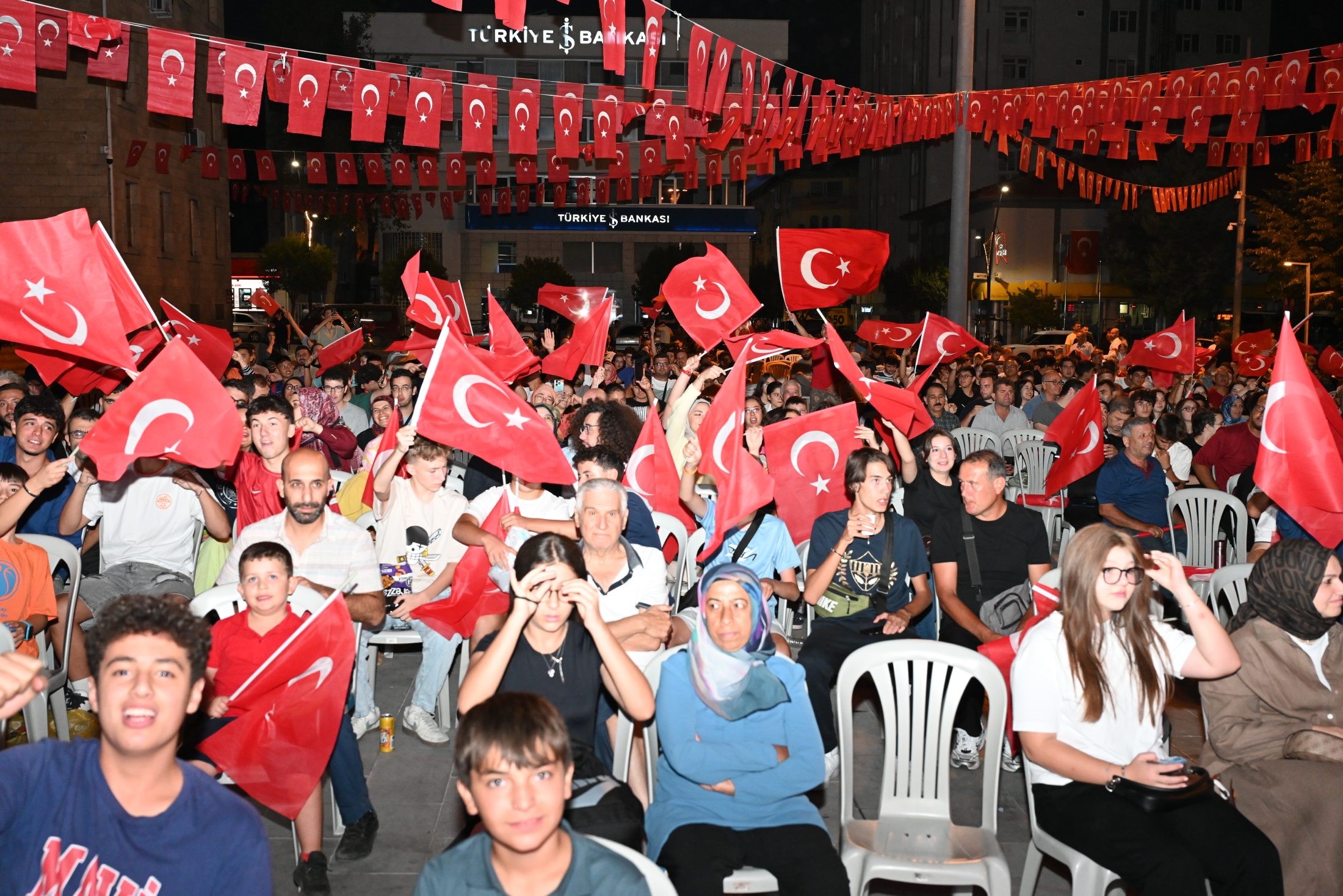 Isparta'da Milli Maç Coşkusu Meydanı Doldurdu (1)-1