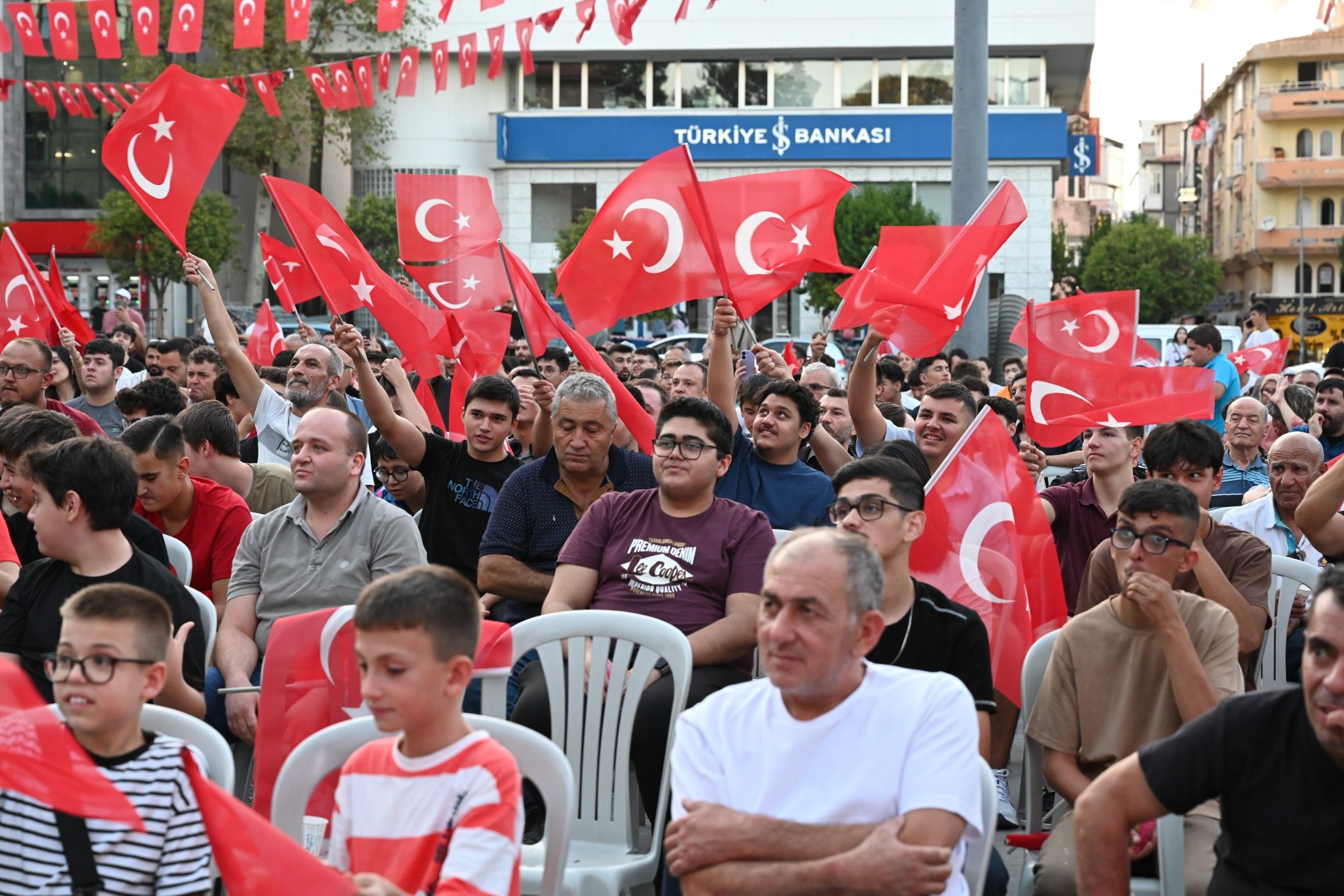 Isparta'da Milli Maç Coşkusu Meydanı Doldurdu (3)