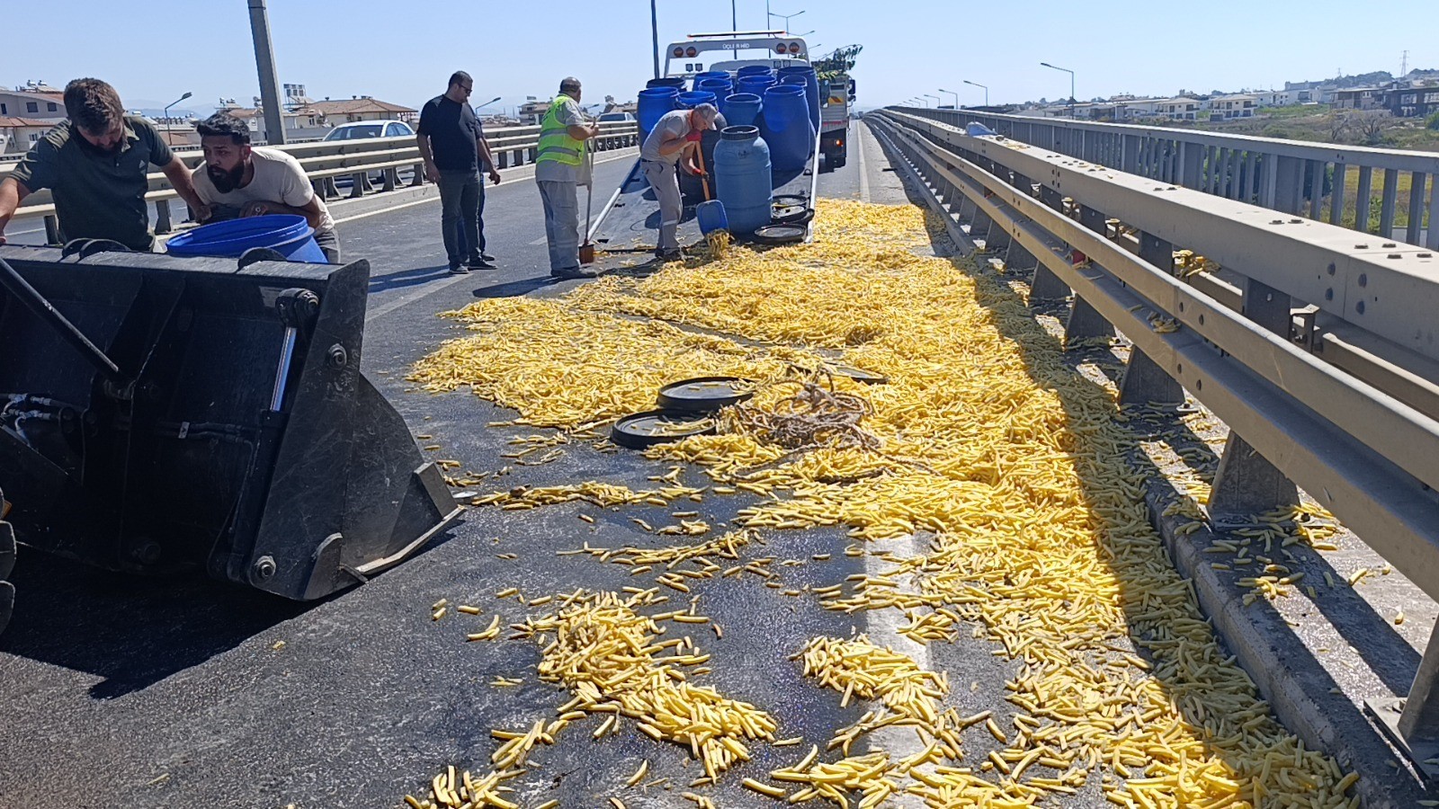 Kamyonet Bariyerlere Çarptı, Kilolarca Patates Yola Saçıldı (1)