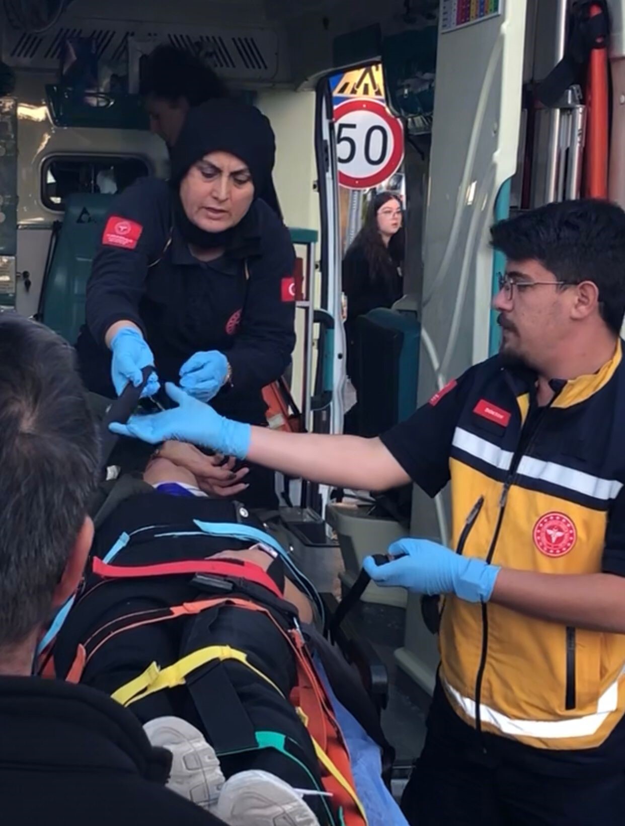 Kaza Sonrası Motosikletiyle Yola Savrulan Genç Kız Gözyaşlarıyla Hastaneye Götürüldü (6)