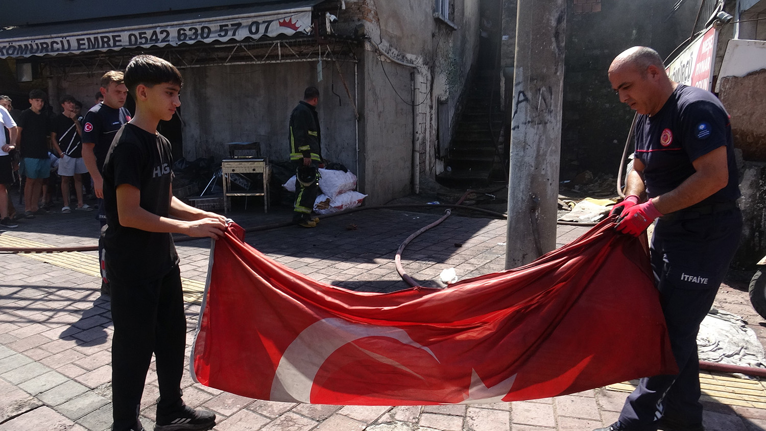 Kıbrıs Gazisi, Yeğeninin Yaktığı Evden Sadece Zarar Görmeyen Türk Bayrağını Alabildi (5)