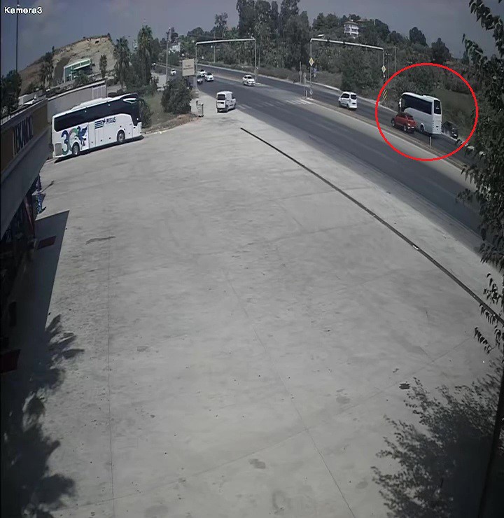 Kırmızı Işıkta Duran Araçlara Çarpmamak Için Otomobilini Şarampole Sürdü (2)