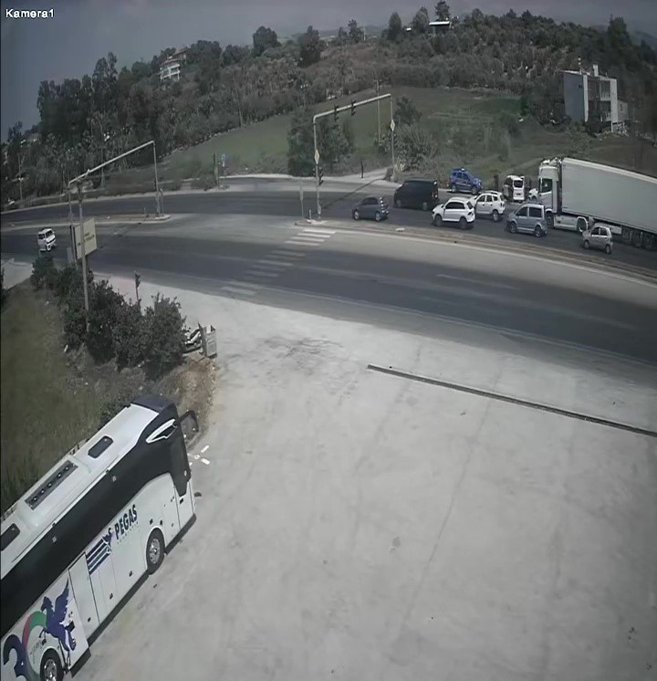 Kırmızı Işıkta Duran Araçlara Çarpmamak Için Otomobilini Şarampole Sürdü (3)