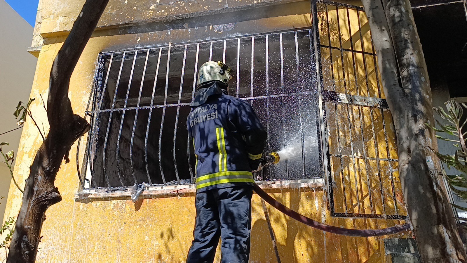Manavgat'ta 2 Katlı Evde Çıkan Yangın Paniğe Neden Oldu (6)