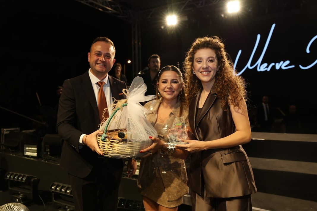 Merve Özbey Rüzgarı Esti (2)
